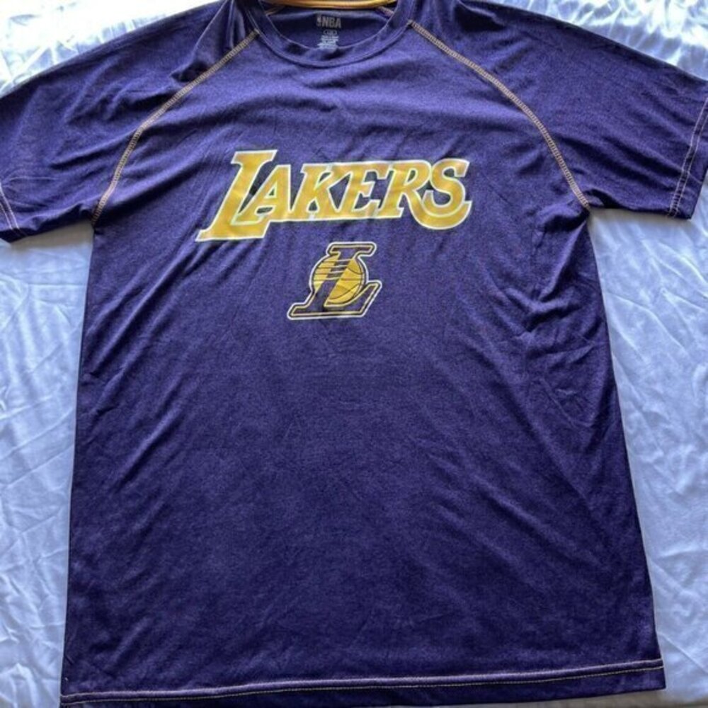 Los Angeles Lakers NBA T-shirt Men’s Size Large Purple Short Sleeve Shirt